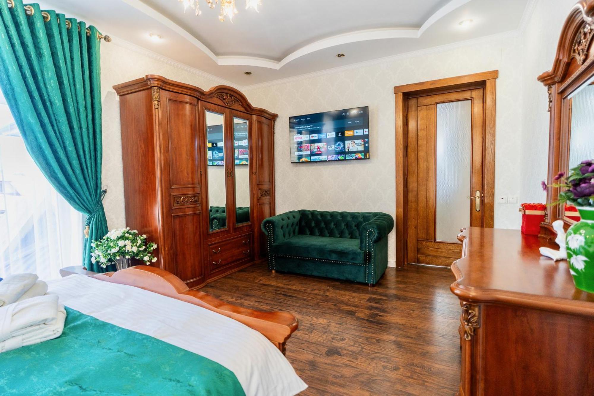 Luxurious Villa With Lush Garden And Huge Terrace Near Herastrau Park Бухарест Экстерьер фото