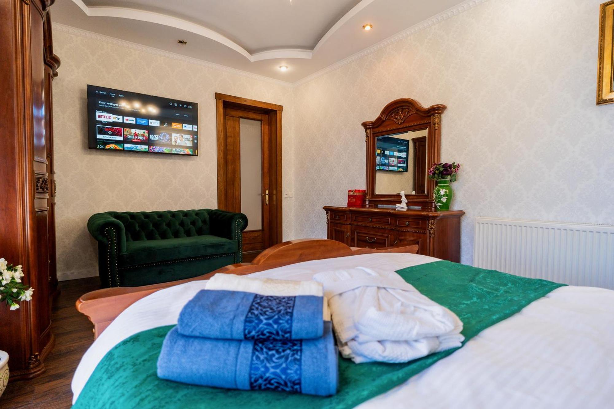 Luxurious Villa With Lush Garden And Huge Terrace Near Herastrau Park Бухарест Экстерьер фото