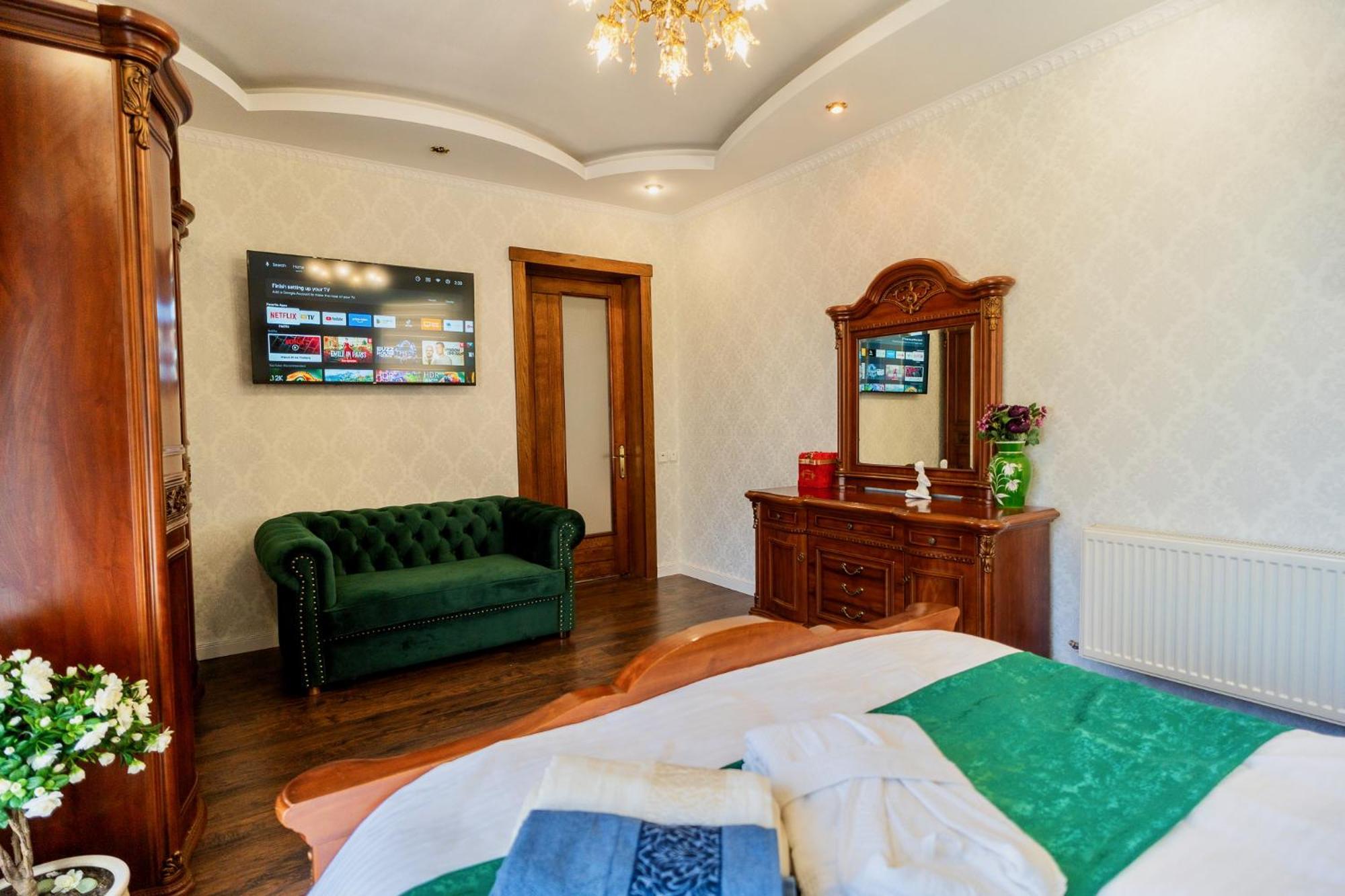 Luxurious Villa With Lush Garden And Huge Terrace Near Herastrau Park Бухарест Экстерьер фото