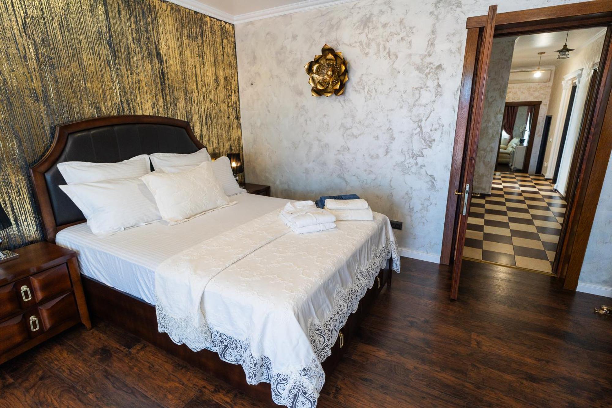 Luxurious Villa With Lush Garden And Huge Terrace Near Herastrau Park Бухарест Экстерьер фото