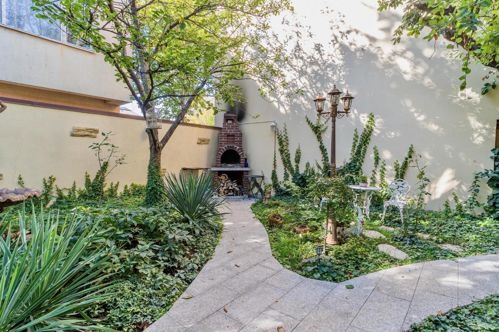 Luxurious Villa With Lush Garden And Huge Terrace Near Herastrau Park Бухарест Экстерьер фото