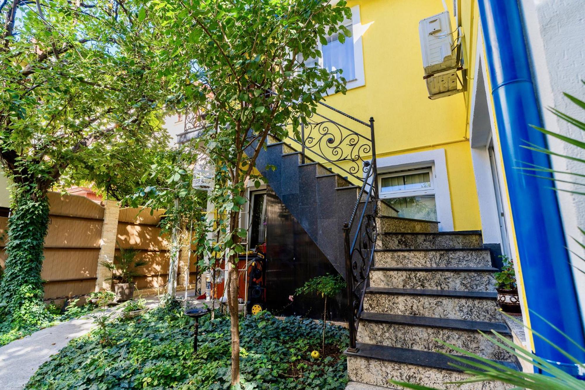 Luxurious Villa With Lush Garden And Huge Terrace Near Herastrau Park Бухарест Экстерьер фото