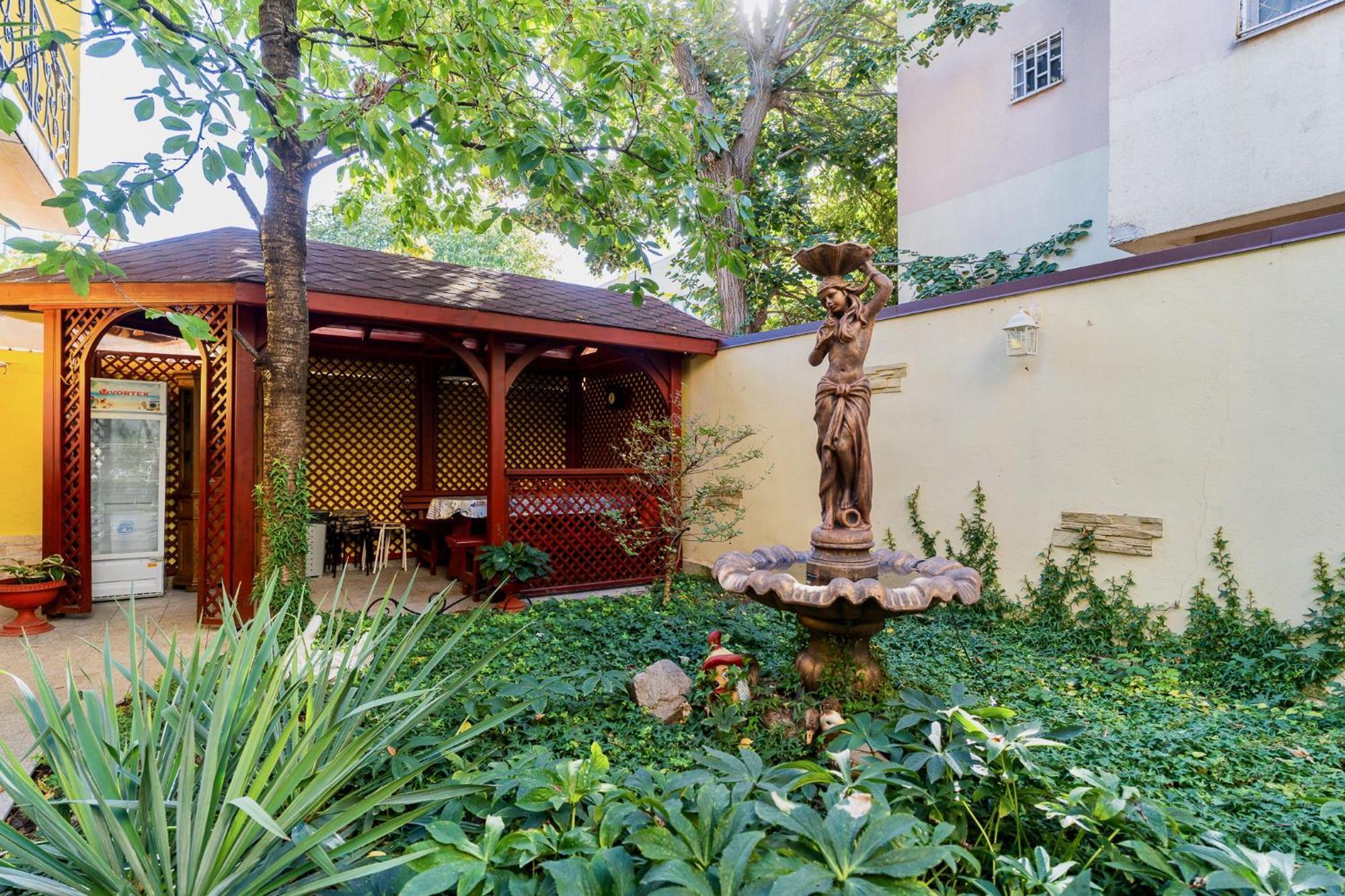 Luxurious Villa With Lush Garden And Huge Terrace Near Herastrau Park Бухарест Экстерьер фото