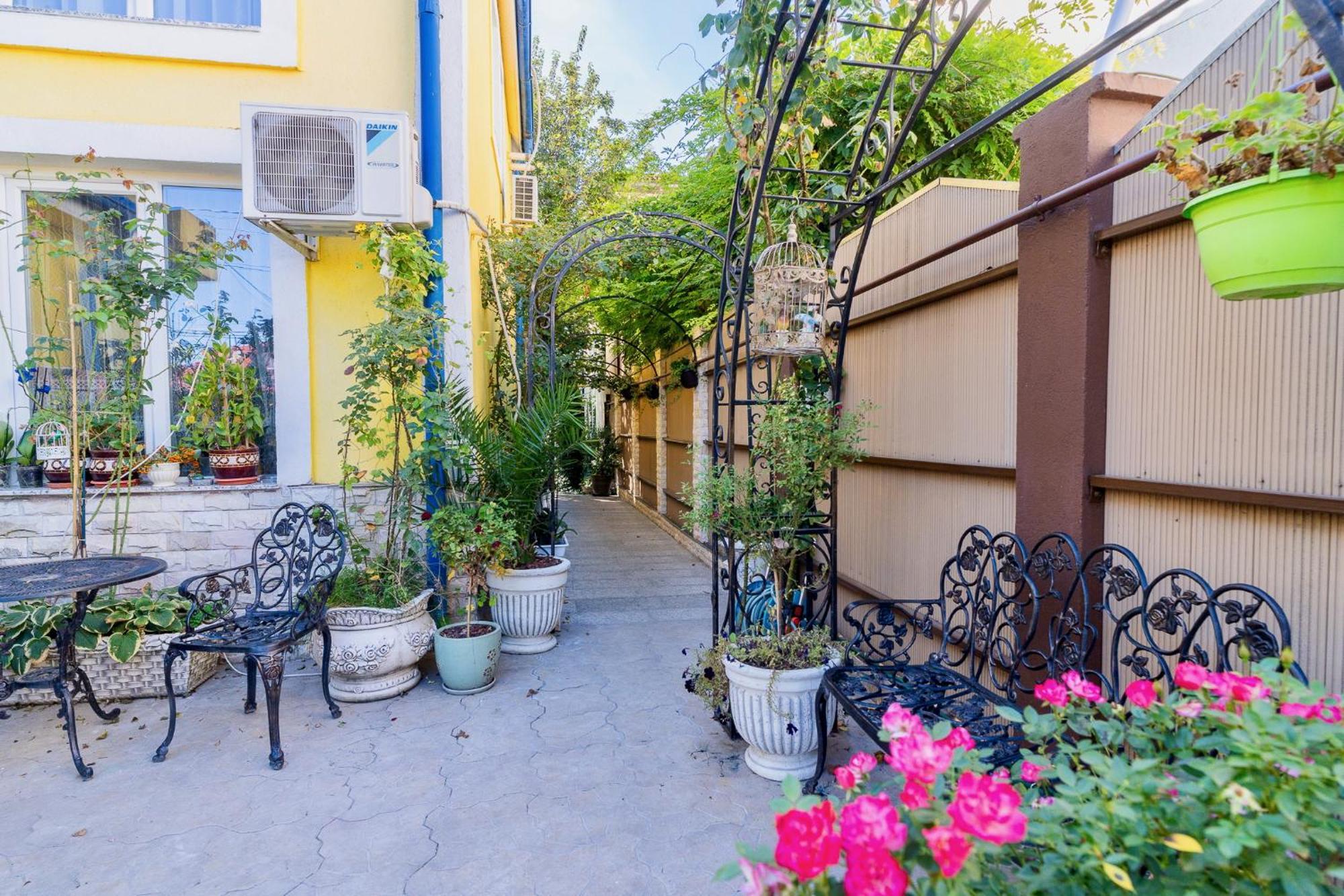 Luxurious Villa With Lush Garden And Huge Terrace Near Herastrau Park Бухарест Экстерьер фото